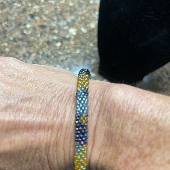 🌺NWT BEADED BRACELET WITH PURPLE, PALE BLUE & YELLOW IRIDESCENT BEADS🌺 - Picture 3 of 4